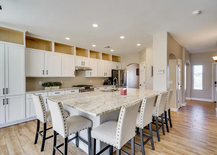 8 Mi To Saguaro National Park: Family W/ Yard Holiday home Tucson